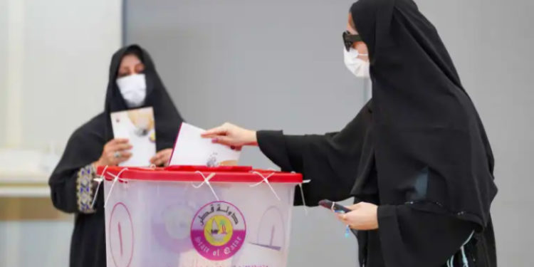 Katar'da halk, ilk defa yapılan milletvekili seçimleri için sandık başında