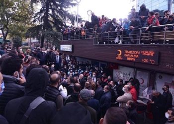 Kavga ettiği kişiler için 'bunlar terörist' dedi, saldırganlar linçten zor kurtuldu