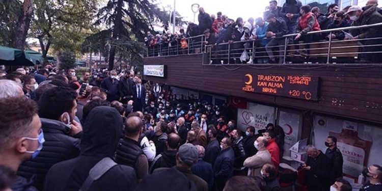 Kavga ettiği kişiler için 'bunlar terörist' dedi, saldırganlar linçten zor kurtuldu
