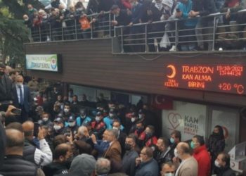 Kavga ettiği kişiler i&ccedil;in 'ter&ouml;rist' dedi, lin&ccedil; son anda &ouml;nlendi