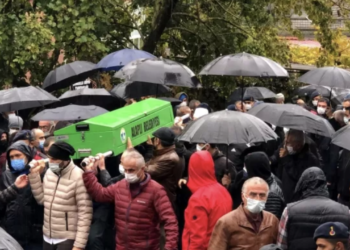 Kazada hayatını kaybeden Dr. Rümeysa Berin Şen’i son yolculuğuna cezaevindeki KHK’lı babası uğurladı