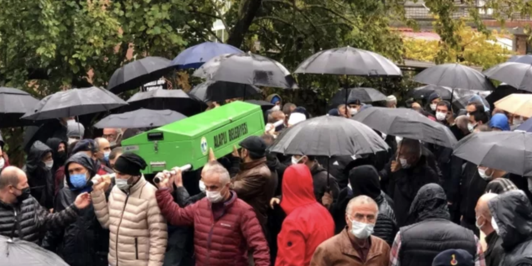 Kazada hayatını kaybeden Dr. Rümeysa Berin Şen’i son yolculuğuna cezaevindeki KHK’lı babası uğurladı