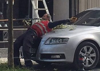 Kendini değil otomobili korudu