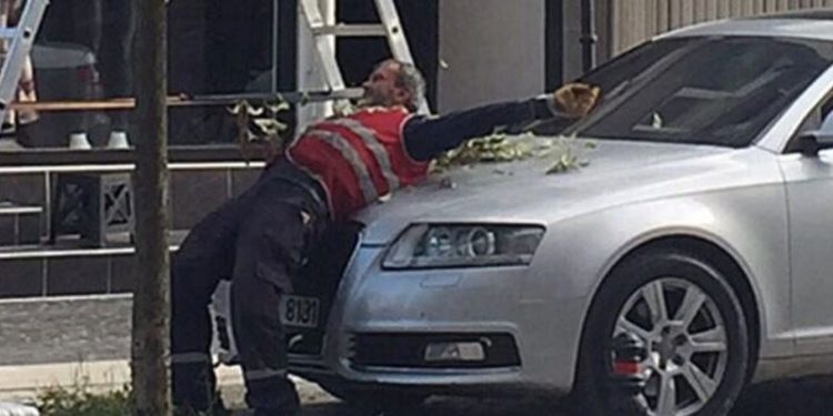 Kendini değil otomobili korudu