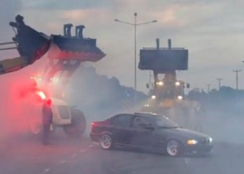Kepçe ile yol kapatıp drift yaptılar