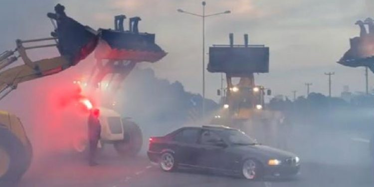 Kepçe ile yol kapatıp drift yaptılar