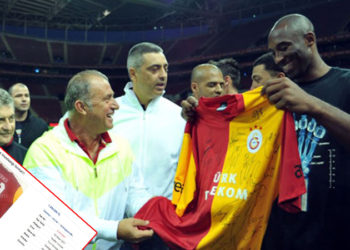 Kobe Bryant imzalı Galatasaray forması, ev fiyatına satışta