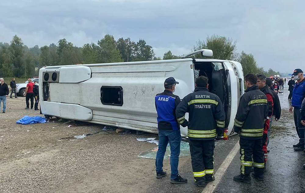 MHP’lileri taşıyan otobüs devrildi: 2 ölü,14 yaralı