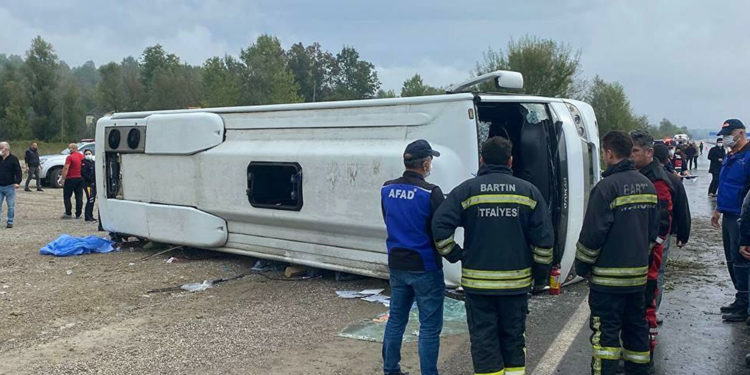 MHP’lileri taşıyan otobüs devrildi: 2 ölü,14 yaralı
