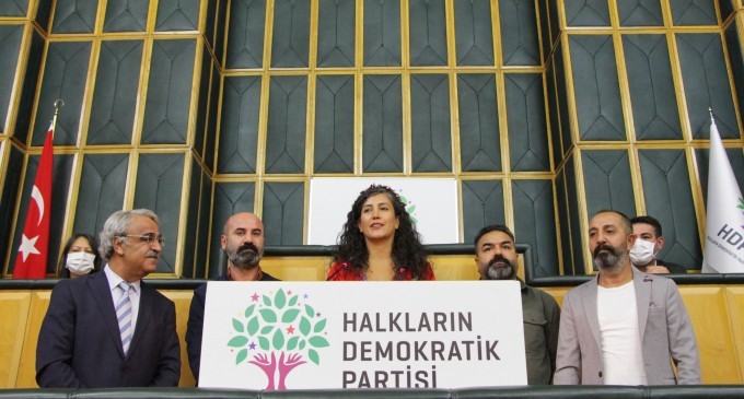 MKM’liler şarkılarını HDP grubunda seslendirdi