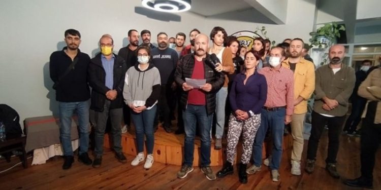 MKM’li sanatçılar konser yasağını müzik ve halaylarla protesto etti