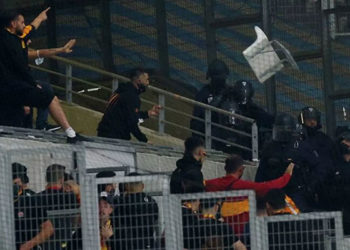 Marsilya-Galatasaray maçı tribündeki olaylardan dolayı 10 dakika durdu