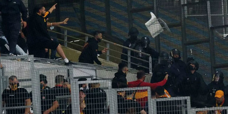 Marsilya-Galatasaray maçı tribündeki olaylardan dolayı 10 dakika durdu