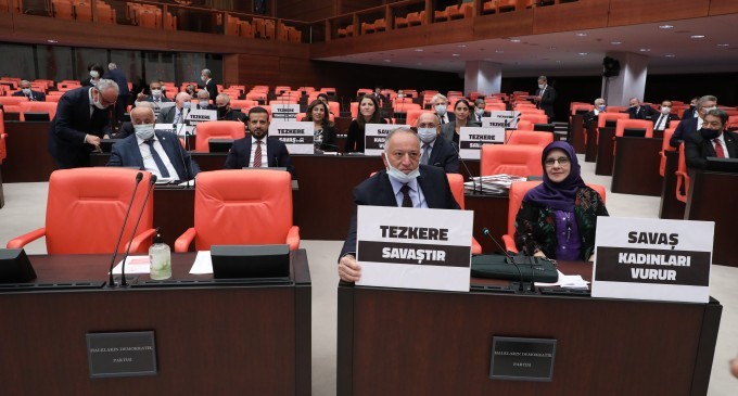 Meclis'te HDP dövizleri: Tezkere savaştır