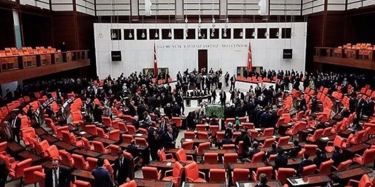 Meclis'te kamuda kadrolaşmaya tepki: Elinizden gelse ilkokul sınıf başkanlığında bile torpil yapacaksınız