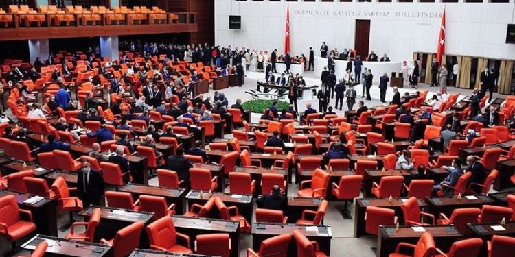 Meclis’te kamu reklamı tartışması: Babanızın mı bunlar?