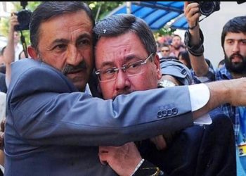 Melih Gökçek’e camide protesto: “Tüyü bitmedik yetimin hakkını yiyenlerle aynı safta namaz kılamayız”