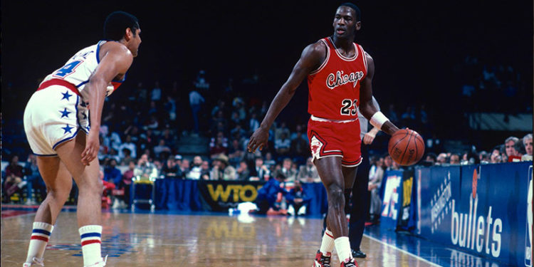 Michael Jordan'ın ilk sezon ayakkabıları açık artırmada