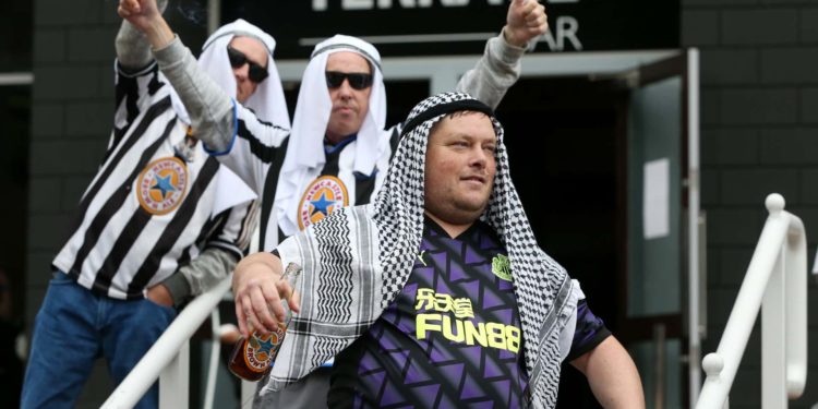 Newcastle'dan taraftara uyarı: Arap giysileri veya Orta Doğu çağrışımlı sarıklar giymeyin