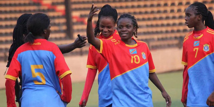 Otelden atılan milli takım futbolcuları sokakta uyudu