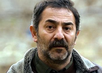 Oyuncu Ayberk Pekcan sırt ağrısı şikayetiyle hastaneye gitti, kanser olduğunu öğrendi