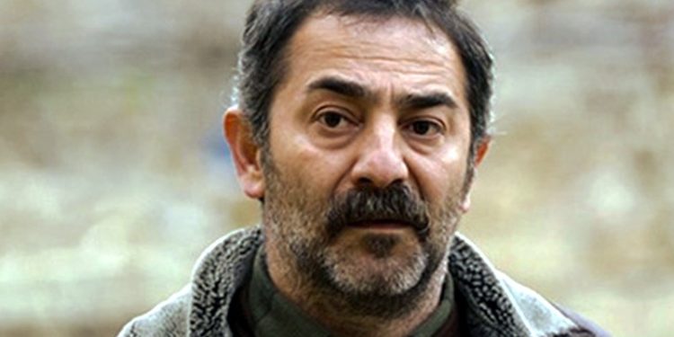 Oyuncu Ayberk Pekcan sırt ağrısı şikayetiyle hastaneye gitti, kanser olduğunu öğrendi