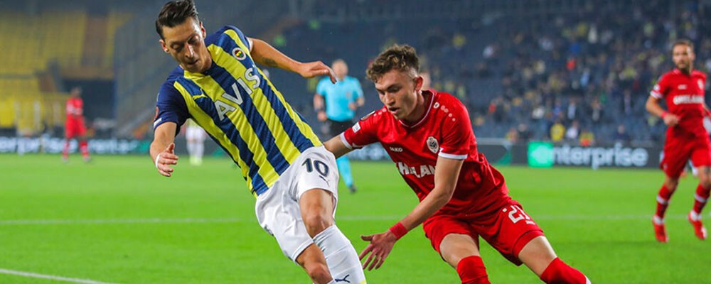 Oyundan alınan Mesut Özil su şişelerini tekmeledi