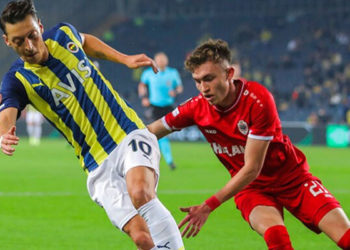 Oyundan alınan Mesut Özil su şişelerini tekmeledi