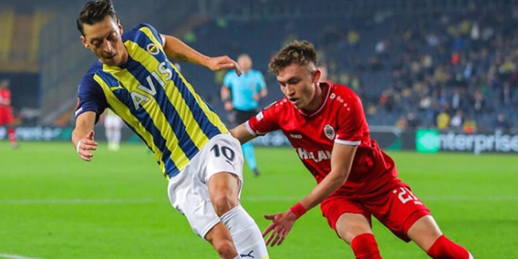 Oyundan alınan Mesut Özil su şişelerini tekmeledi