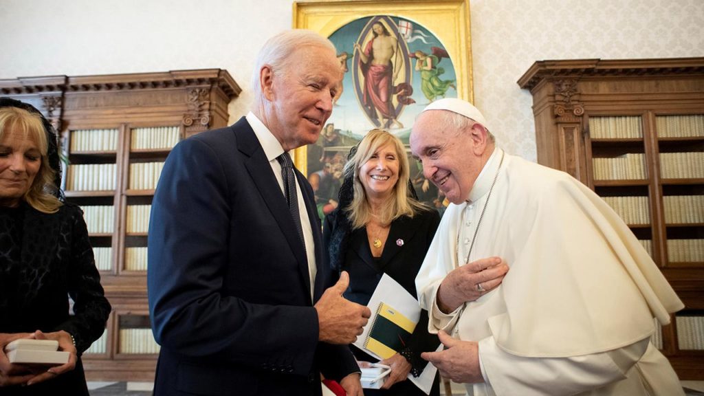 Papa Franciscus, ABD Başkanı Biden ile görüştü