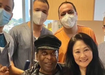 Pele, yaklaşık bir ay sonra hastaneden taburcu edildi; kemoterapi tedavisi görmeye devam edecek