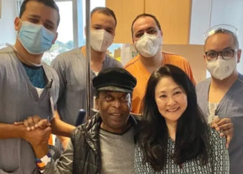 Pele, yaklaşık bir ay sonra hastaneden taburcu edildi; kemoterapi tedavisi görmeye devam edecek