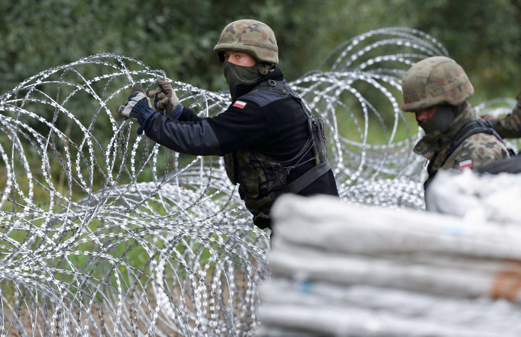 Polonya, göçmen akınına karşı Belarus sınırına duvar örüyor