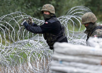 Polonya, göçmen akınına karşı Belarus sınırına duvar örüyor