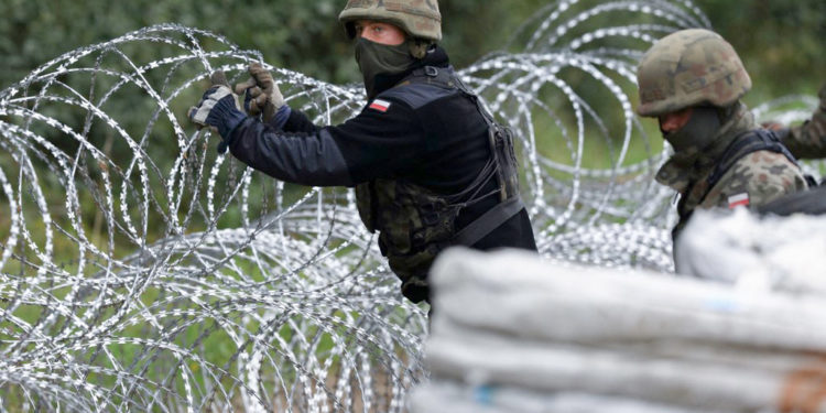 Polonya, göçmen akınına karşı Belarus sınırına duvar örüyor