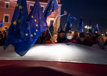 Polonya'da yargıçların AB yasaları kararı protestolara neden oldu; "Avrupalı Polonya"yı destekleyenler sokaklara çıktı