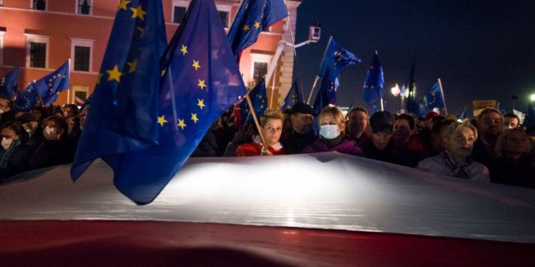 Polonya'da yargıçların AB yasaları kararı protestolara neden oldu; "Avrupalı Polonya"yı destekleyenler sokaklara çıktı