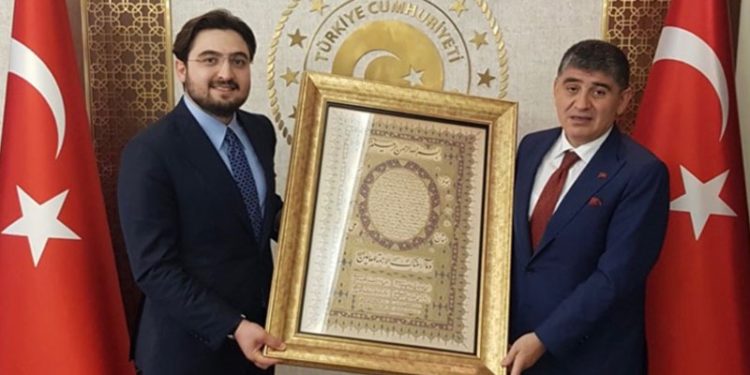 Resmi büyükelçilik hesabında kanuna aykırı 'reklam'