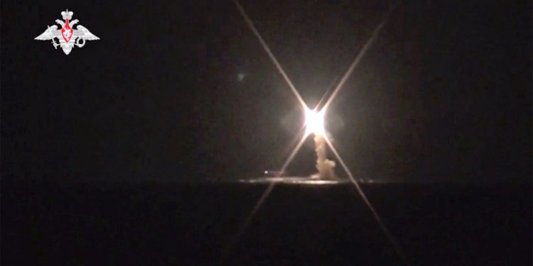 Rusya, geliştirdiği hipersonik füzeyi denizaltıdan ateşledi