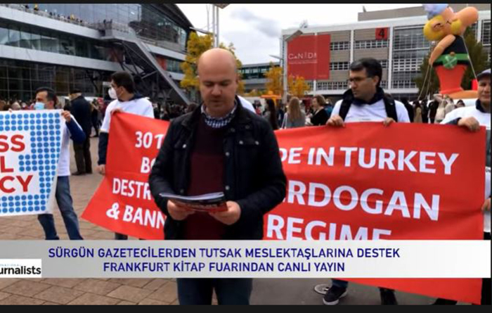 Sürgün gazeteciler, Frankfurt Kitap Fuarı’nda ‘tutsak’ arkadaşları için yürüdü