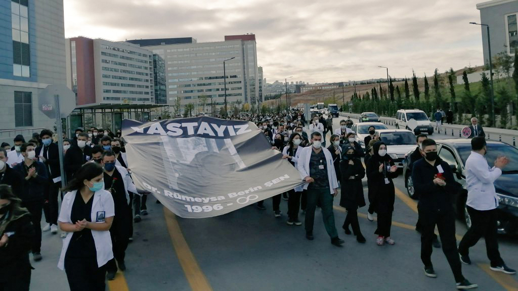 Sağlık Bakanlığı önünde alkışlı protesto