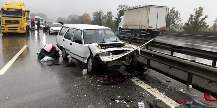 Sakarya'da 27 araçlı zincirleme kazalar