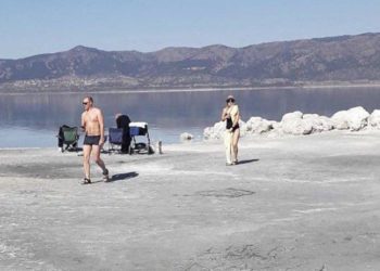 Salda Gölü'ne gelen ziyaretçiler nedeniyle fosiller ezilip toza döndü