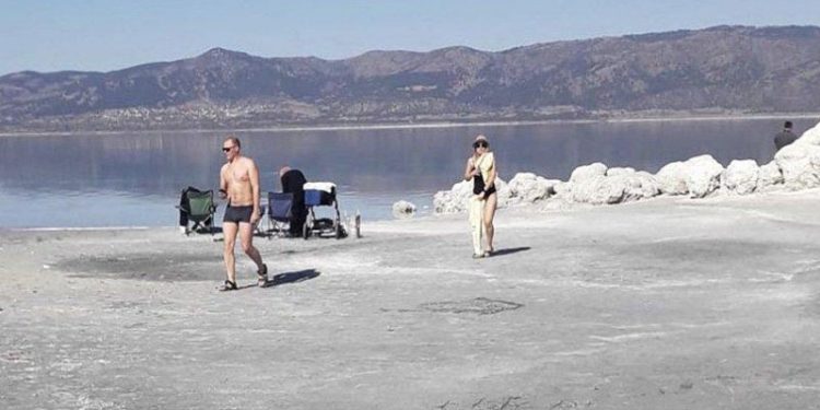 Salda Gölü'ne gelen ziyaretçiler nedeniyle fosiller ezilip toza döndü
