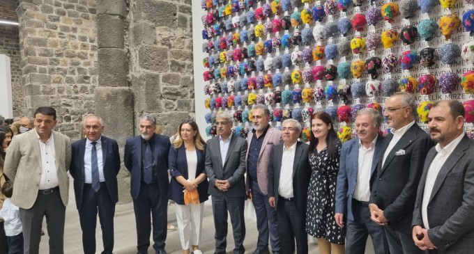 Sanatçı Güneştekin'in 'Hafıza Odası' sergisine yoğun ilgi