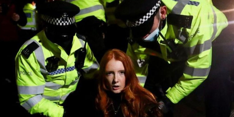 Sarah Everard anmasında gözaltına alınan kadın, Tinder’da 50 polisin kendisiyle iletişime geçtiğini söyledi