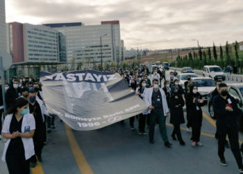 Sağlık Bakanlığı önünde alkışlı protesto