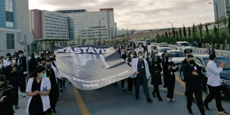 Sağlık Bakanlığı önünde alkışlı protesto