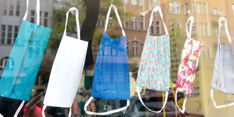 Sağlık Bakanı: Salgınla mücadelenin yükünü çocuklar bizimle bu kadar paylaşmışken, toplum neleri ihmal ediyor?