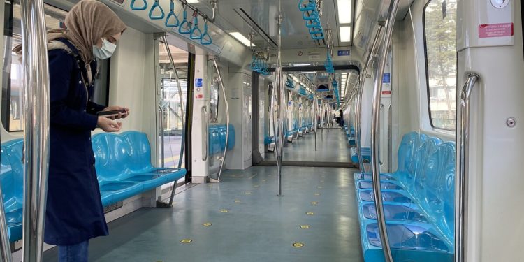 Sağlık çalışanları yıl sonuna kadar toplu taşıma araçlarını ücretsiz kullanacak